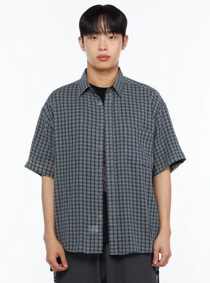 Men's Plaid Roll-Up Short Sleeve Shirt IL514 Gray M/L close-up front shot on model from waist up showing gray plaid seersucker texture button details and chest pocket