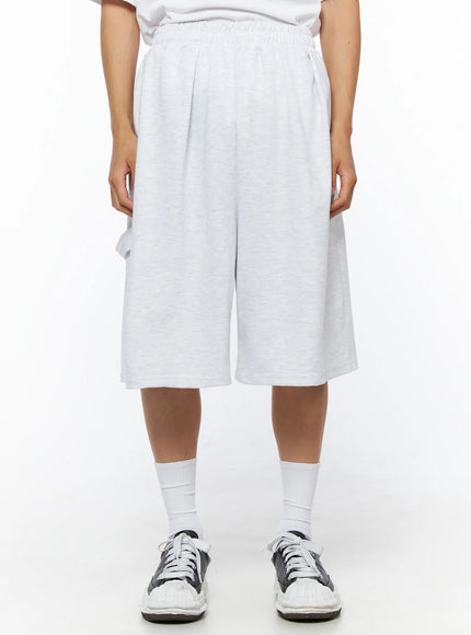 Men's Relaxed-Fit Sweat Shorts IL515 Light gray front close-up on model showing elastic waistband with drawstring and wide-leg silhouette in heathered fleece
