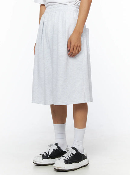 Men's Relaxed-Fit Sweat Shorts IL515 Light gray side view on model highlighting side patch pocket, relaxed wide-leg fit and elastic waistband with white socks and sneakers
