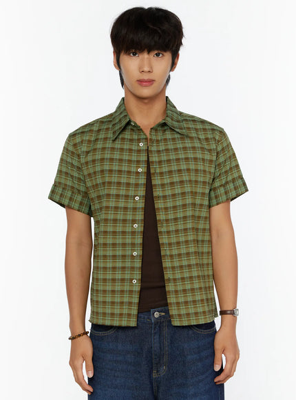 Men's Short Sleeve Plaid Shirt IL515 Green front close-up shot on model showing green-brown plaid pattern, white buttons, and collar detail
