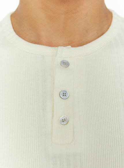 Men's Slim Fit Ribbed T-Shirt IL513 close-up detail shot of three mother-of-pearl buttons on henley placket with ribbed fabric in cream colorway