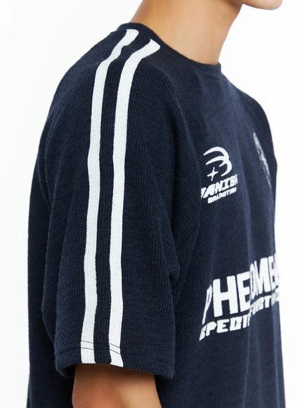 Men's Stripe Detail Tee IL528 Navy close-up detail of white double shoulder stripe, ribbed knit texture, VANISH logo on sleeve