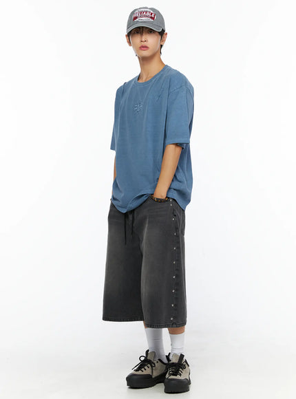 Men's Sun Embroidery T-Shirt IL520 Light blue three-quarter side full-body shot on male model with cap showing side seam detail and wide shorts