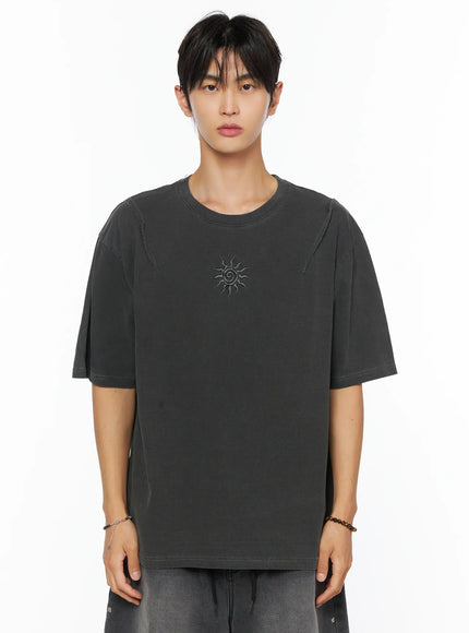 Men's Sun Embroidery T-Shirt IL520 dark gray upper-body front close-up on male model showing tonal sun embroidery washed cotton texture