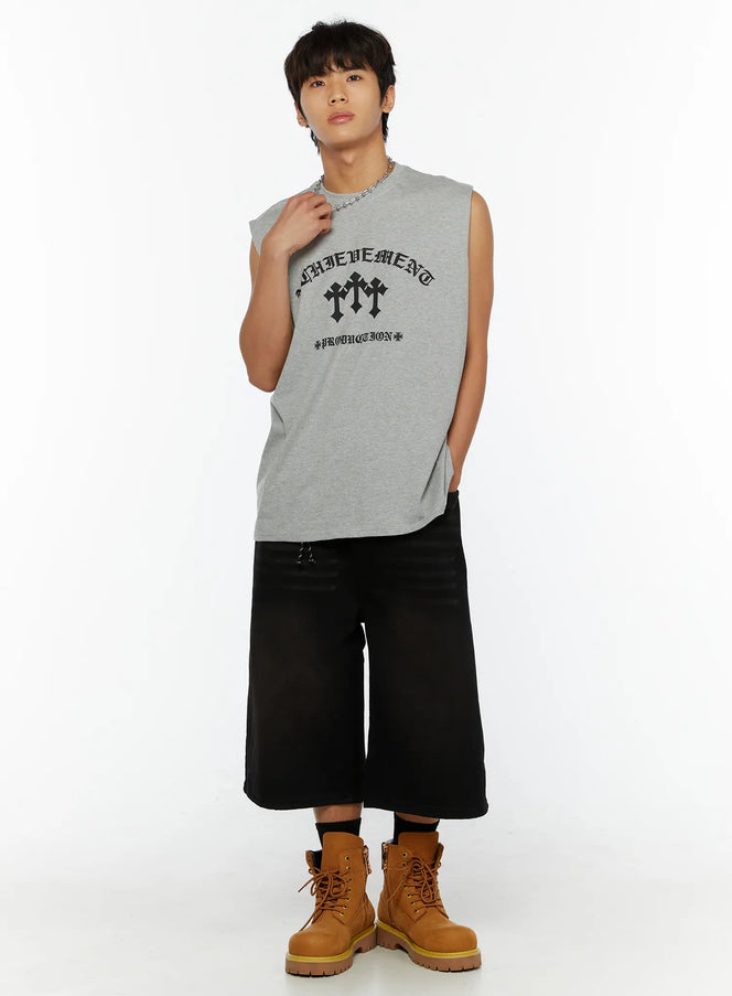 Men's Twisted Chain Necklace IL510 Silver full-body front shot on male model wearing gray sleeveless graphic tee black wide shorts and tan boots
