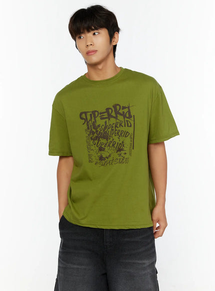 Men's Typography Graphic T-Shirt IL513 Green upper-body front shot on male model looking sideways displaying layered SUPERRID typography graphic print