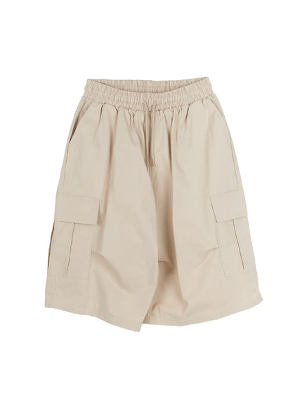 Men's Utility Cargo Shorts IL513 Beige flat-lay front view showing elastic drawstring waistband, dual flap cargo pockets and wide-leg cut