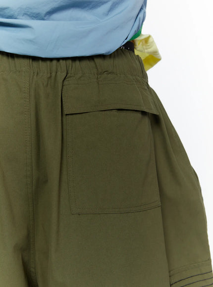 Men's Utility Pocket Cargo Shorts IL515 olive green back close-up detail of patch pocket with elastic waistband and lightweight woven fabric texture