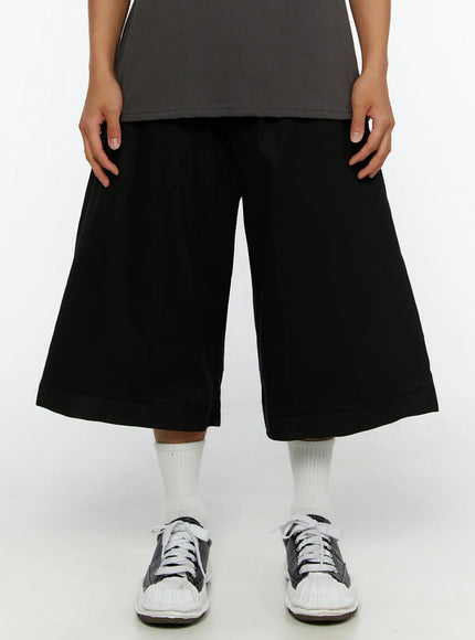 LEWKIN Men's WIde Cargo Bermuda Shorts IL513 Black front close-up on model wearing grey tee and sneakers, wide-leg cropped silhouette