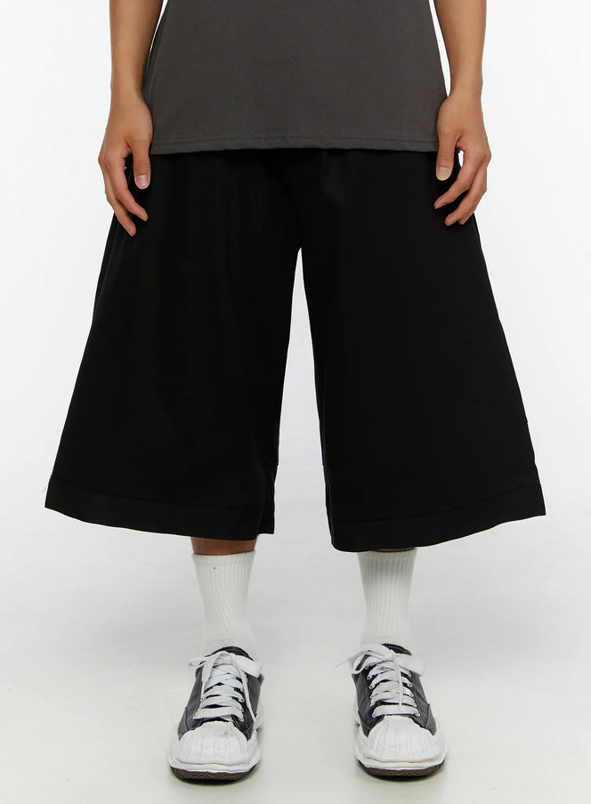 LEWKIN Men's WIde Cargo Bermuda Shorts IL513 Black front close-up on model wearing grey tee and sneakers, wide-leg cropped silhouette