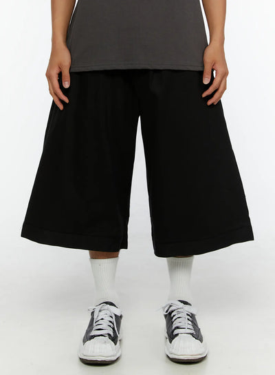 LEWKIN Men's WIde Cargo Bermuda Shorts IL513 Black front close-up on model wearing grey tee and sneakers, wide-leg cropped silhouette