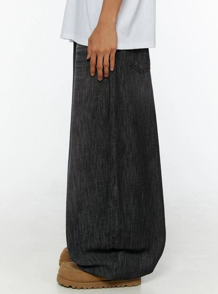 Men's Wide Leg Balloon Jeans IL515 Black side detail on model showing right side seam, back pocket stitching, and extreme balloon leg silhouette with tan loafers