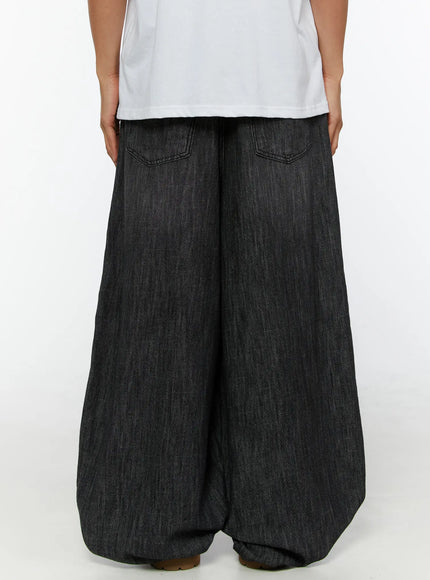 Men's Wide Leg Balloon Jeans IL515 Black back close-up on model showing dual back pockets with topstitching and voluminous wide-leg denim with pooled hem