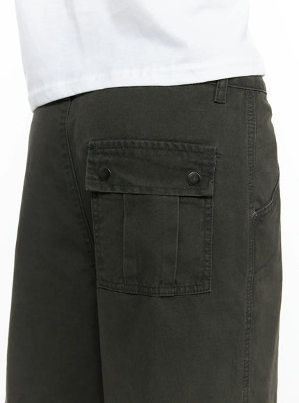 Men's Wide Leg Cargo Pants IL528 dark olive close-up detail shot of back snap-button cargo pocket showing double snap closure and stitching texture