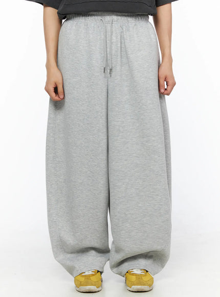 Men's Wide Leg Sweatpants IL510 Gray side shot on model highlighting side cargo flap pocket detail and tapered hem in heathered gray fleece fabric