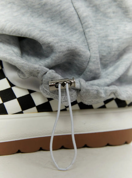 Men's Wide Sweatpants (Gray) IL507 Gray extreme close-up detail of hem drawstring with metal cord lock stopper on heathered gray fleece fabric at ankle