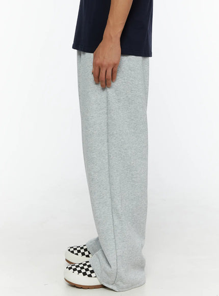 Men's Wide Sweatpants (Gray) IL507 Gray side close-up on male model showing straight wide-leg profile and elastic waistband detail in heathered gray fleece fabric