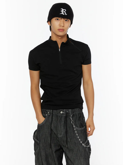 Men's Zip-Up Slim-Fit T-Shirt IL509 Black front close-up shot on male model wearing beanie, zip fully closed, diagonal shoulder seam detail visible