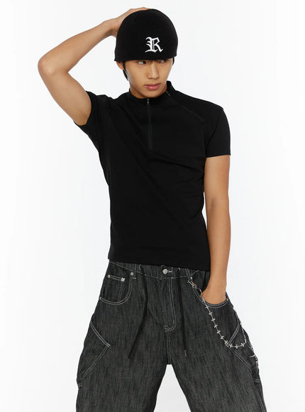 Men's Zip-Up Slim-Fit T-Shirt IL509 Black front shot on male model with beanie arm raised, slim-fit body-con silhouette and silver zip hardware detail
