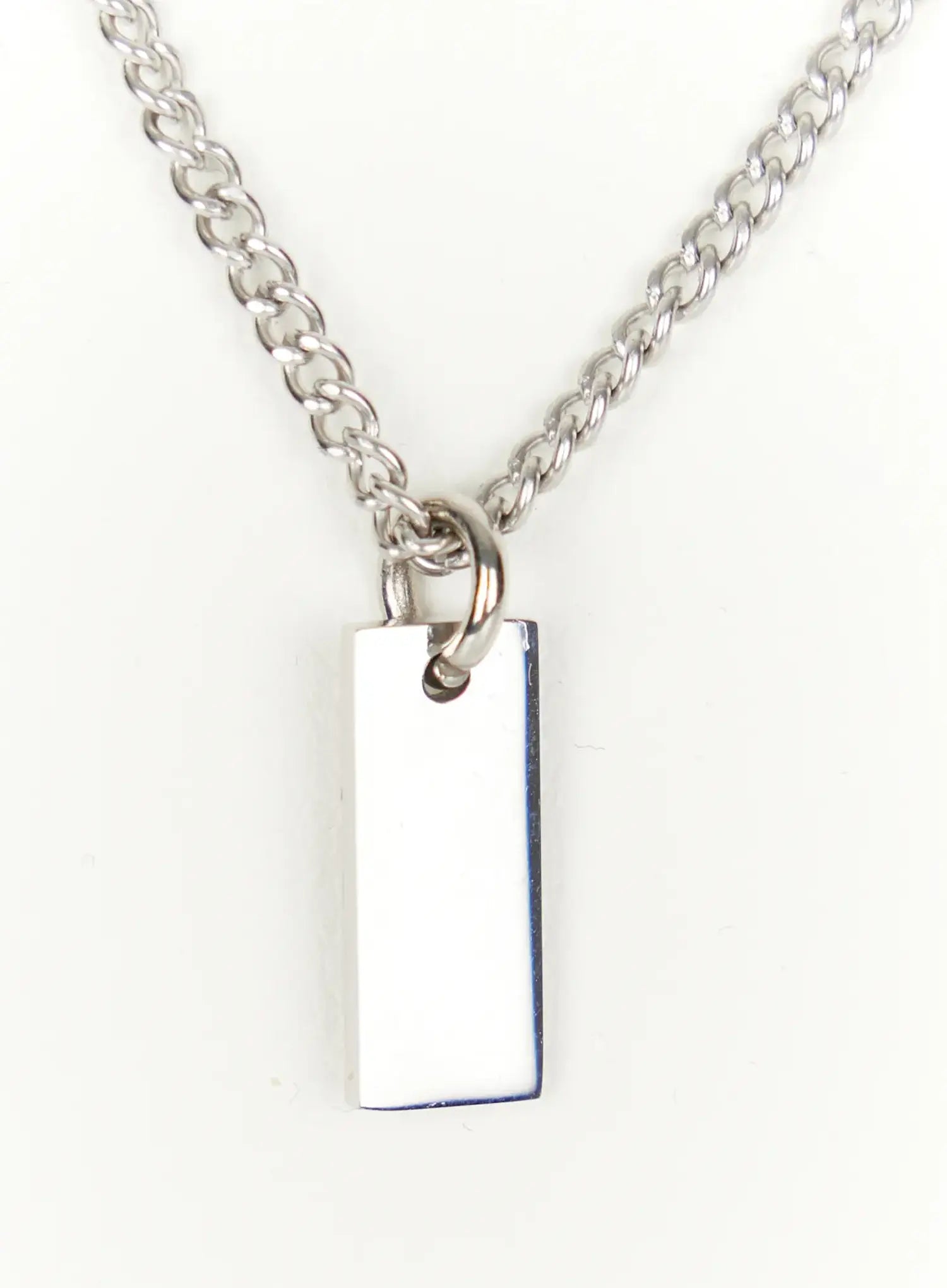 Minimal Tag Necklace IL507 Silver close-up detail of polished rectangular bar pendant suspended from silver curb chain link showing mirror finish
