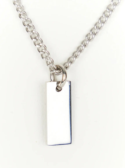 Minimal Tag Necklace IL507 Silver close-up detail of polished rectangular bar pendant suspended from silver curb chain link showing mirror finish
