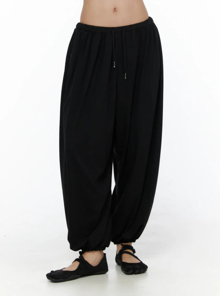 Multi-Purpose Balloon Sweatpants CL513 Black front close-up shot on model highlighting voluminous balloon leg shape and gathered ankle cuff