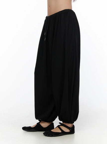 Multi-Purpose Balloon Sweatpants CL513 Black side shot on model showing voluminous balloon silhouette and banded ankle hem with ballet flats