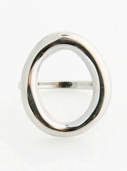 Nova O Ring IL517 Silver front view flat surface shot, polished oval open-circle top with horizontal bar and slim band, high-shine metal finish