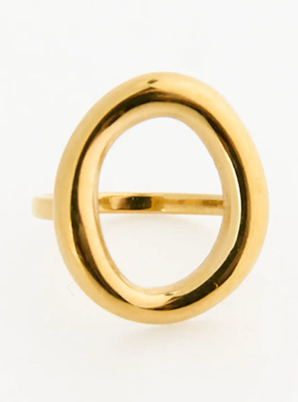 Nova O Ring IL517 Gold front view flat surface shot, polished oval open-circle top with horizontal bar and slim band, warm gold finish