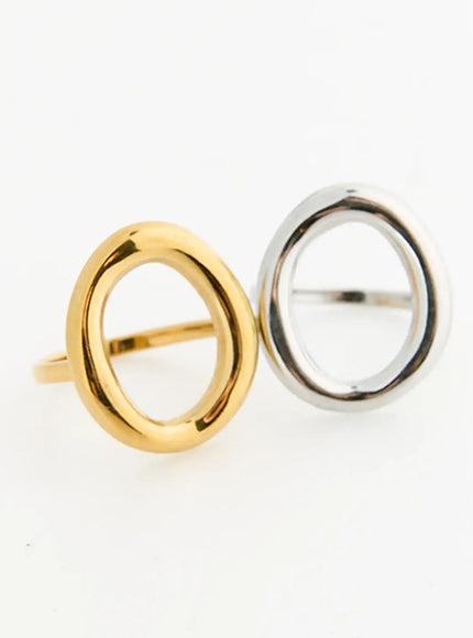 LEWKIN Nova O Ring IL517 Gold and Silver flat-lay close-up showing both color variants side by side, polished oval hoop top with bar detail