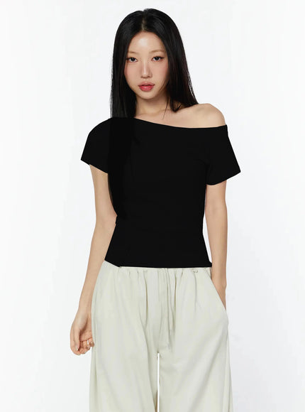 Off-Shoulder Buttoned Slit Tee IU524 in Black, size S/M