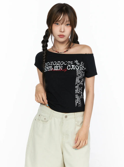 Off-Shoulder Graphic Crop Short Sleeve Tee CL514 in Black, size S/M