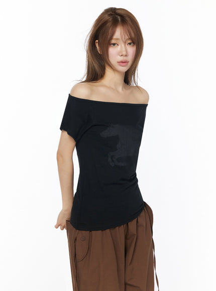 Off-Shoulder Graphic Short Sleeve Top IU525 in Black, size S/M