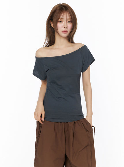Off-Shoulder Graphic Short Sleeve Top IU525 in Dark gray, size S/M