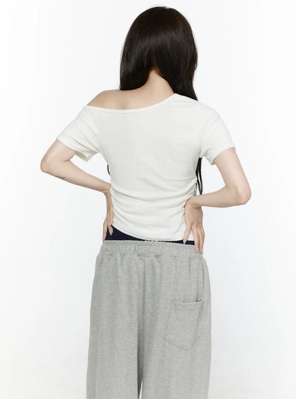 Off-Shoulder T-Shirt IL522 White back shot on model, asymmetric off-shoulder neckline from behind, cropped length with ruched texture