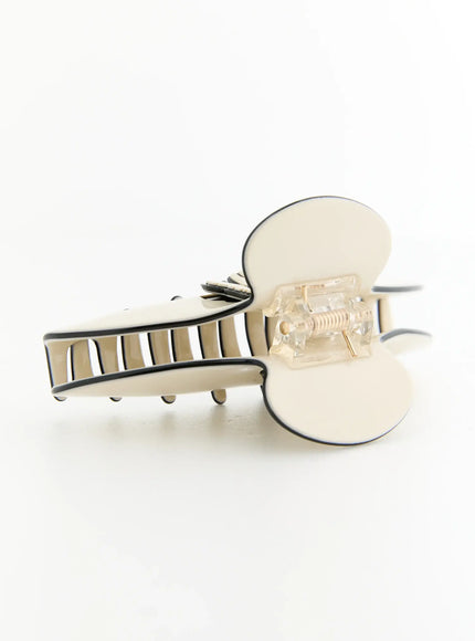 Olive Hair Clip IL503 cream side close-up showing clear gold spring mechanism hinge and inner jaw teeth detail