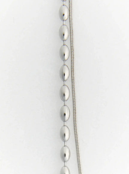 Olive Oval Necklace IL522 silver close-up detail of polished oval bead chain alongside snake chain texture on white background