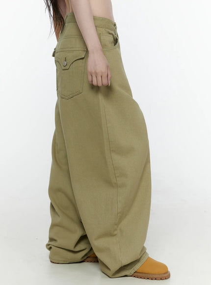 Oversized Cargo Pants IL522 Beige side shot on model revealing curved balloon leg shape and back flap pocket with button detail