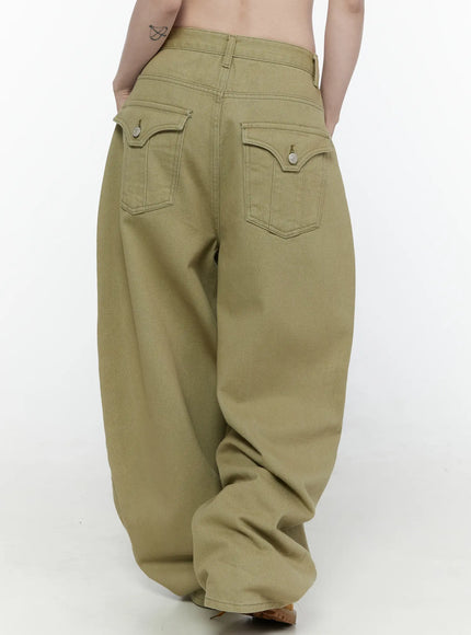 Oversized Cargo Pants IL522 Beige back crop shot on model showing curved silhouette and dual flap pockets with contrast topstitching