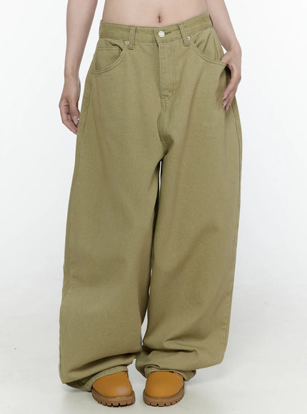 Oversized Cargo Pants IL522 Beige front crop shot on model with hand in pocket highlighting wide waistband and front pocket stitching detail