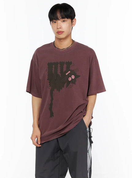 Oversized Kitty Graphic T-Shirt IL516 Wine Red front shot male model standing showing dark tonal cat graphic print on burgundy oversized cotton tee with chain necklace
