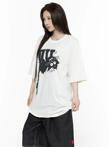 Oversized Kitty Graphic T-Shirt IL516 White side shot female model showing dropped shoulder silhouette oversized length and curved hem paired with dark denim shorts