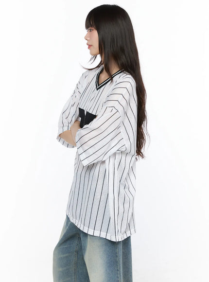 Oversized Mesh Jersey CL523 White side model shot arms crossed highlighting V-neck black stripe collar detail and pinstripe mesh texture with curved hem