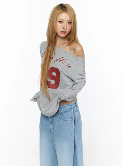 Oversized Off-Shoulder Graphic Long Sleeve Top CL528 in Gray, size S/M