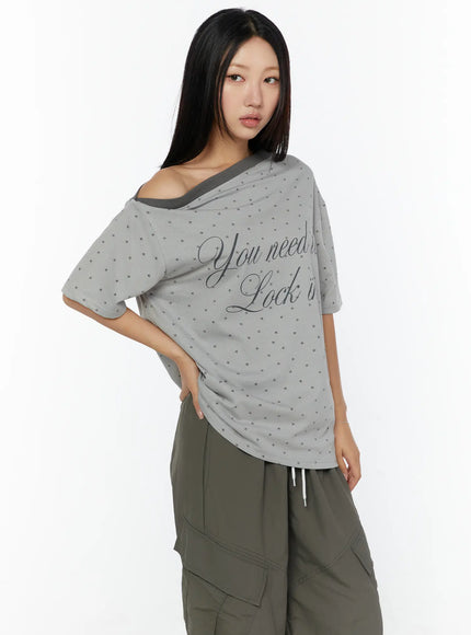 Oversized Polka Dot Off-Sholder Tee CU526 gray front shot model half-body pose showing script graphic print star pattern and asymmetric off-shoulder neckline