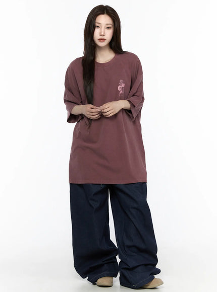 Oversized Seoul Graphic T-Shirt IL516 Dark red front full-body shot on female model hand on hip showing chest SEOUL print styled with wide-leg navy jeans