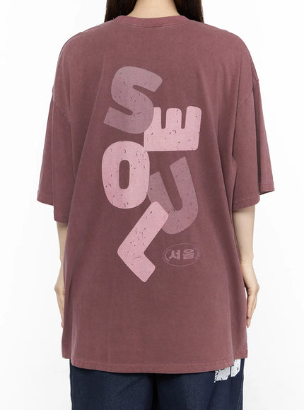 Oversized Seoul Graphic T-Shirt IL516 Dark red back close-up shot on female model showing oversized SEOUL block letter graphic and 서울 circular badge print