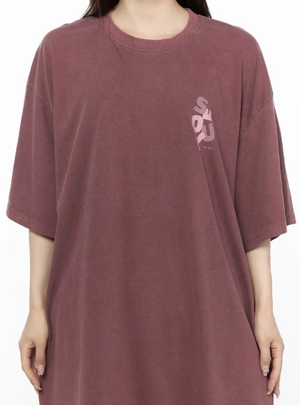 Oversized Seoul Graphic T-Shirt IL516 Dark red close-up front detail shot on female model showing small SEOUL chest graphic and ribbed crew neckline