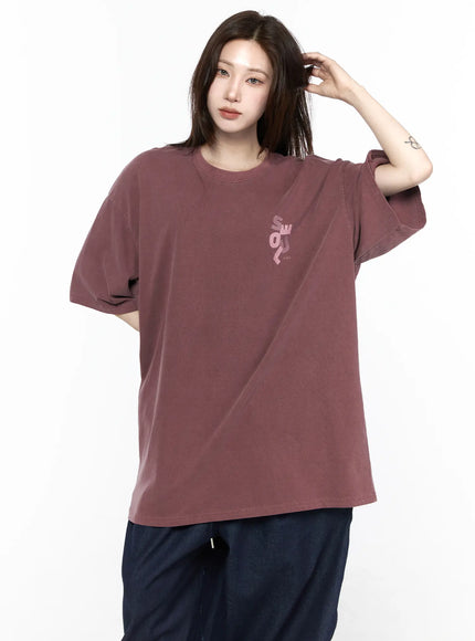Oversized Seoul Graphic T-Shirt IL516 Dark red front upper-body shot on female model hand in hair showing small chest SEOUL logo print and dropped shoulders