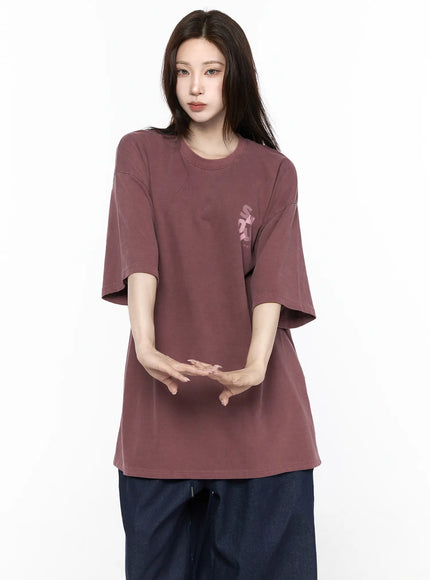 Oversized Seoul Graphic T-Shirt IL516 Dark red front shot on female model hands clasped showing small chest SEOUL graphic pigment-dyed oversized cotton tee